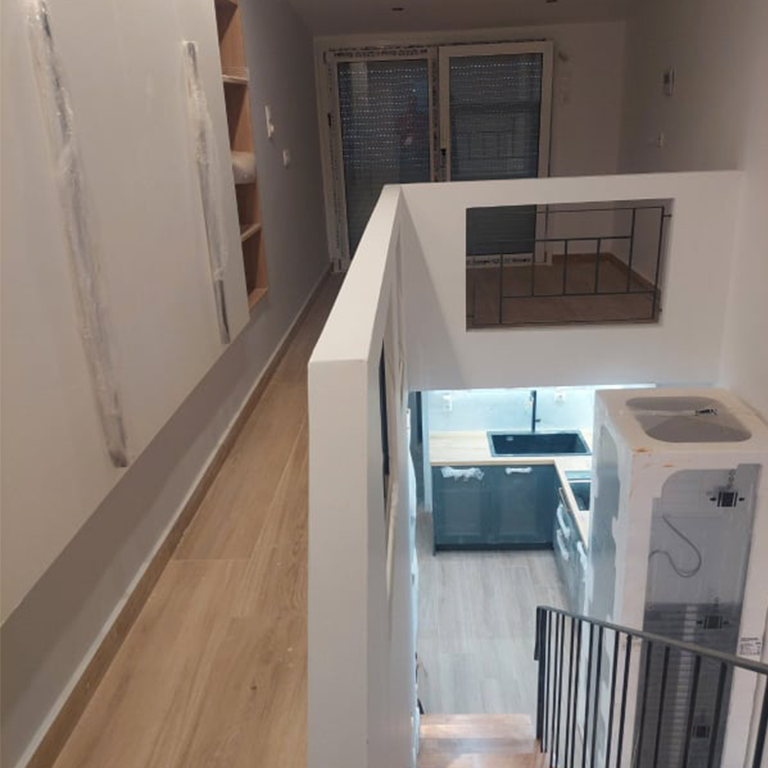 Ανακαίνιση σπιτιού, εγκατάσταση φωτισμού και δαπέδου