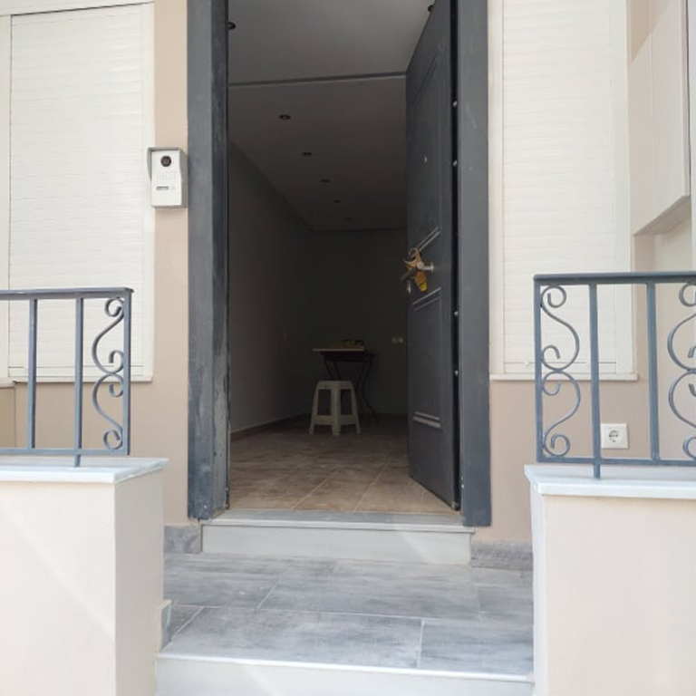 Ανακαίνιση σπιτιού, νέα κεντρική θύρα